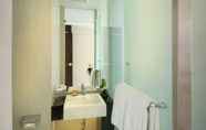 Toilet Kamar 6 V Hotel & Residence