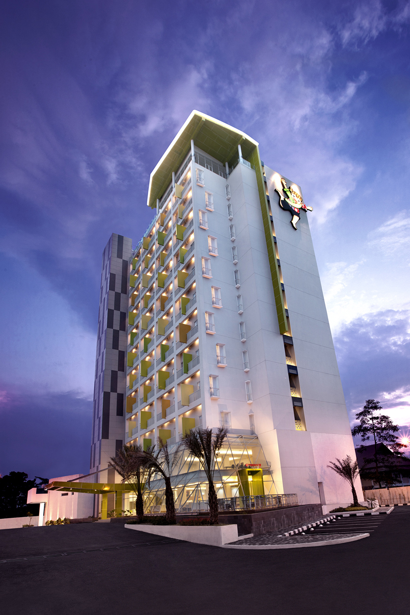 Bên ngoài Shakti Hotel Bandung