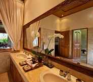 In-room Bathroom 2 Matahari Beach Resort & Spa
