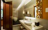 In-room Bathroom 6 Merusaka Nusa Dua