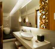 In-room Bathroom 6 Merusaka Nusa Dua