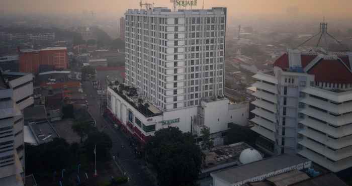 Bên ngoài The Square Surabaya Hotel