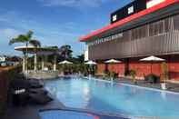 สระว่ายน้ำ Grand Hatika Hotel Belitung