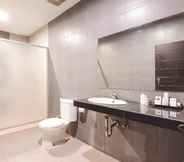 In-room Bathroom 6 Saka Hotel Medan