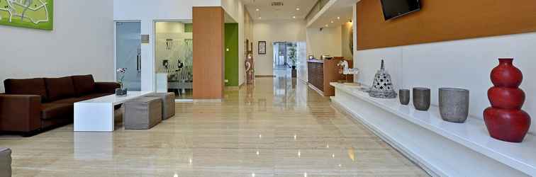 Sảnh chờ Whiz Hotel Pemuda Semarang