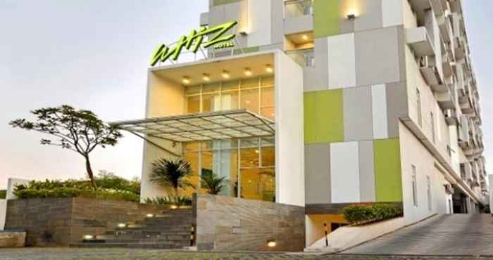 Luar Bangunan Whiz Hotel Pemuda Semarang