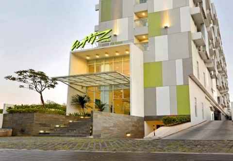 Bên ngoài Whiz Hotel Pemuda Semarang