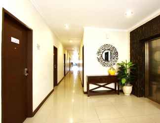 Lobby 2 Laxston Hotel Yogyakarta