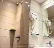 In-room Bathroom 5 Swiss-Belinn Baloi Batam