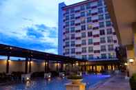 สระว่ายน้ำ Grand Surya Hotel Kediri