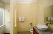 Toilet Kamar 3 Berawa Beach Residence & Resto by Premier Hospitality Asia