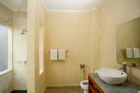 Toilet Kamar Berawa Beach Residence & Resto by Premier Hospitality Asia