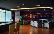 Bar, Kafe, dan Lounge 7 Kyriad Bumiminang Hotel Padang