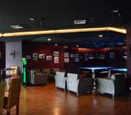 Bar, Cafe and Lounge 7 Kyriad Bumiminang Hotel Padang