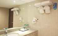 In-room Bathroom 5 Kyriad Bumiminang Hotel Padang