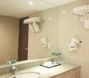 In-room Bathroom 5 Kyriad Bumiminang Hotel Padang