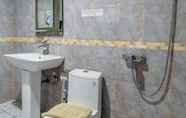 Toilet Kamar 5 Demuon Hotel