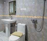 In-room Bathroom 5 Demuon Hotel