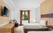 Kamar Tidur 5 Lotus Garden Hotel by Waringin Hospitality