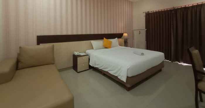 Bedroom OYO 90473 Gowin Hotel