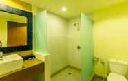 Toilet Kamar 6 Kuta Station Hotel & Spa