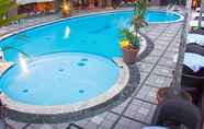 Kolam Renang 2 Travellers Suites Serviced Apartments Medan