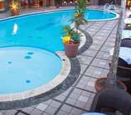สระว่ายน้ำ 2 Travellers Suites Serviced Apartments Medan