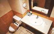 Toilet Kamar 5 Travellers Suites Serviced Apartments Medan