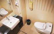 Toilet Kamar 7 Travellers Suites Serviced Apartments Medan