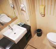 ห้องน้ำภายในห้อง 7 Travellers Suites Serviced Apartments Medan