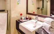 In-room Bathroom 3 Hotel Orchardz Jayakarta