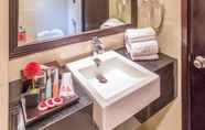 Toilet Kamar 4 Hotel Orchardz Jayakarta