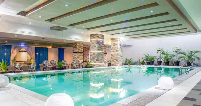Swimming Pool Hotel Orchardz Jayakarta