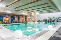 Swimming Pool Hotel Orchardz Jayakarta