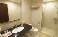 In-room Bathroom 2 Hotel Orchardz Bandara