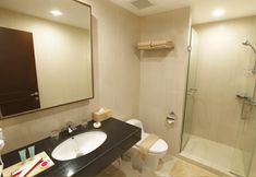 In-room Bathroom 2 Hotel Orchardz Bandara