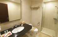 Toilet Kamar 2 Hotel Orchardz Bandara