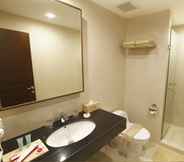 In-room Bathroom 2 Hotel Orchardz Bandara