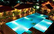 Swimming Pool 2 Hotel Grand Zuri Duri