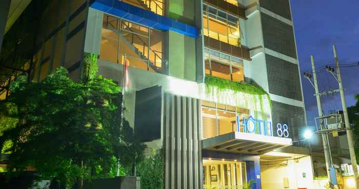 Luar Bangunan Hotel 88 Embong Kenongo (Kayoon) By WH