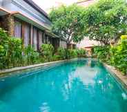 Kolam Renang 2 OYO 2316 The Light Bali Villas