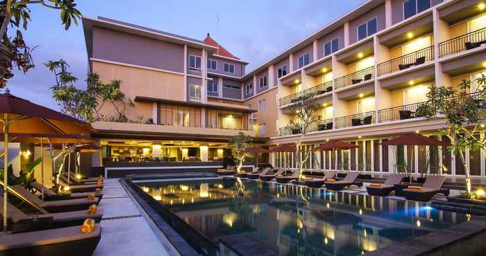 Kolam Renang The Kana Kuta Hotel