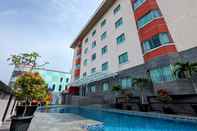 Swimming Pool Grand Zuri Hotel Pekanbaru