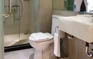 Toilet Kamar 3 Whiz Prime Hotel Kelapa Gading