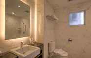 In-room Bathroom 4 Mambruk Hotel & Convention