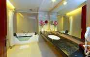 Toilet Kamar 7 Rocky Plaza Hotel Padang