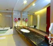 Phòng tắm bên trong 7 Rocky Plaza Hotel Padang