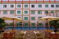 สระว่ายน้ำ Rocky Plaza Hotel Padang