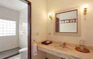 Toilet Kamar 2 The Batu Belig Hotel & Spa