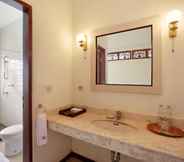 In-room Bathroom 2 The Batu Belig Hotel & Spa
